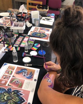 Kromě kurzů pro úplné začátečníky, kde se seznámíte se základními pomůckami a vybavením , kde proscvičíte základní tahy a...