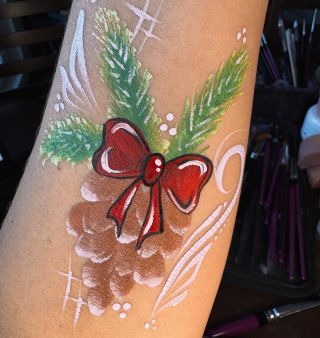 Šiška🌲🎀 #malujemeface #malovaninaoblicej #facepaintingchristmas #christmasmotivefacepainting